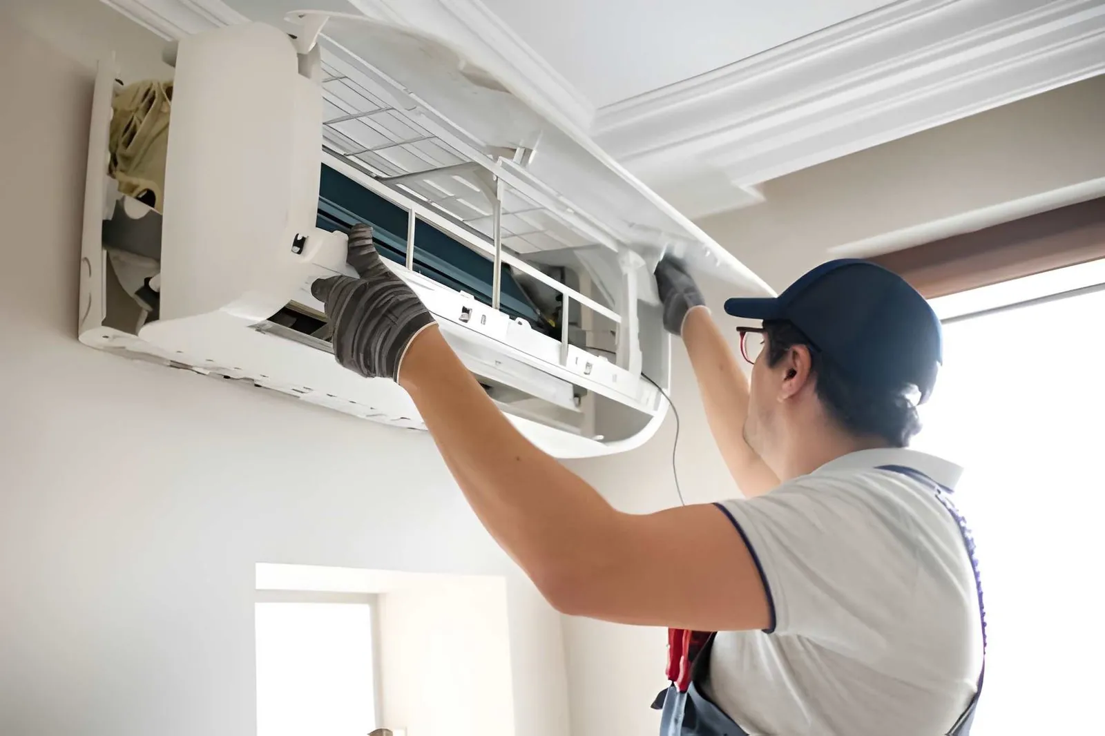 Professional AC technician servicing an air conditioning unit in Dubai